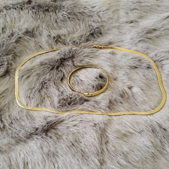 Elegant Gold Necklace and Bracelet Set - Picture 2 of 4